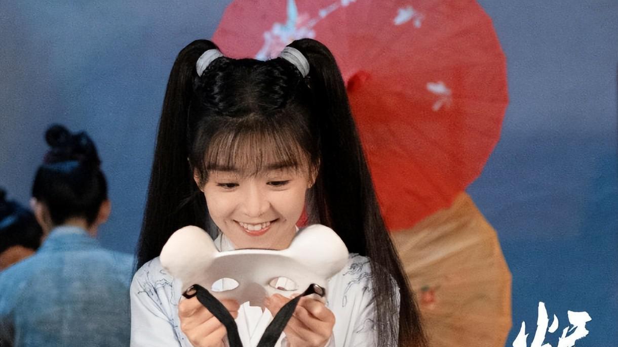 《梅花红桃》《烬相思》各看4集，一个追到底，一个想弃剧