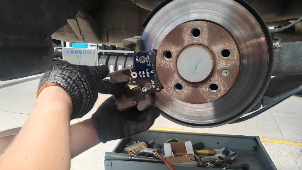 汽车刹车片，刹车盘到底多久换一次?