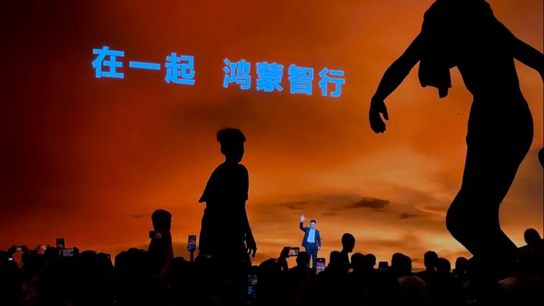 华为「五界」合体首秀，35.98 万起的问界 M8 能打动多少奶爸？