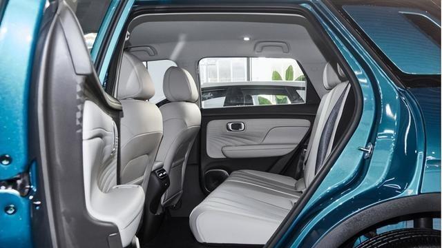 怪不得网约车选埃安，空间表现优异，小型车轴距达2.75米