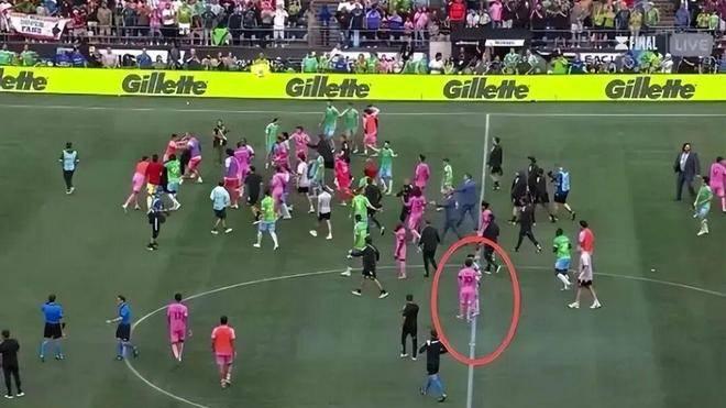 迈阿密0-3惨败后上演40人大混战，苏牙又吐口水，梅西都看懵了！