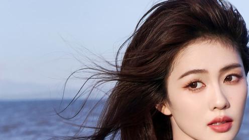 白鹿穿豹纹吊带出海怡然自得 笑容甜美松弛又自然