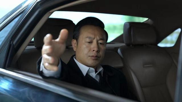 张颂文车窗拒收“神秘包裹”引发热议：公众人物安全红线需被尊重