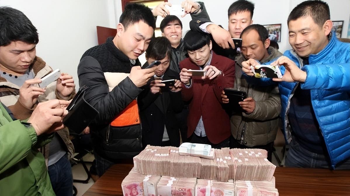发年终奖，经理20万，主管10万，看完员工的奖励，连老板都羡慕了