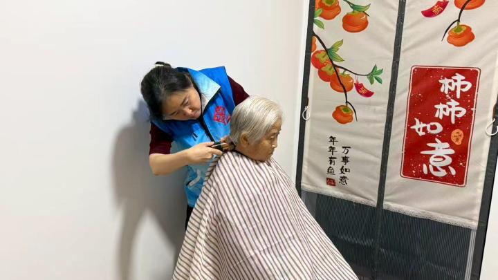 衡水市冀州区古城社区雨中上门服务解民忧