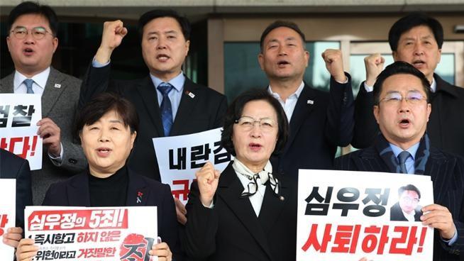 铁门后的沉默，韩国政坛巨震：尹锡悦的下一步棋？