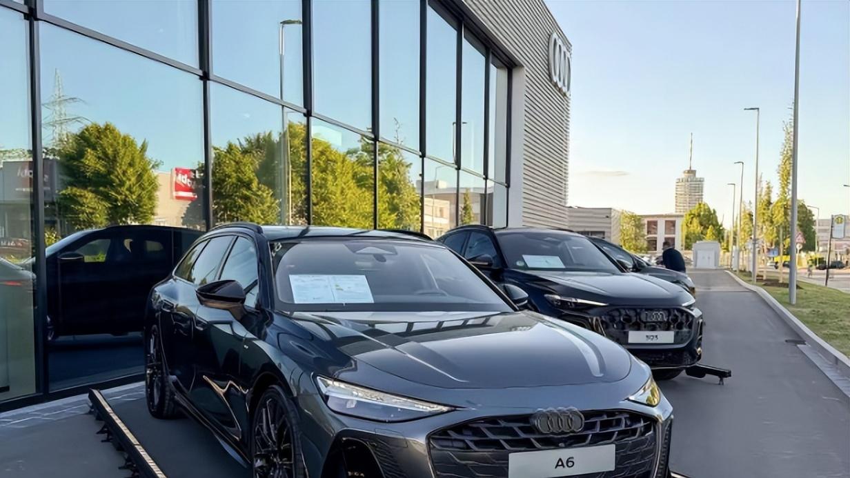 全新奥迪A6到店，这颜值太飒！