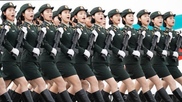 阅兵时，女兵突然想上厕所咋办？西方军人憋着，我国的办法很高明