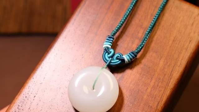 白色平安扣，脂白和田玉，是心安也是圆满