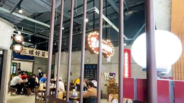 武汉城区开了家极简风火锅店，底料拿秤称重，煮开后涮肉喷香