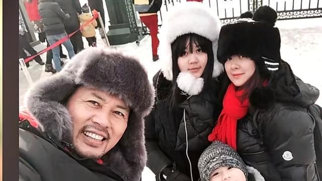 “挂历女神”夏菁复出，患甲亢28年身材走样，气质不变佟瑞欣陪她