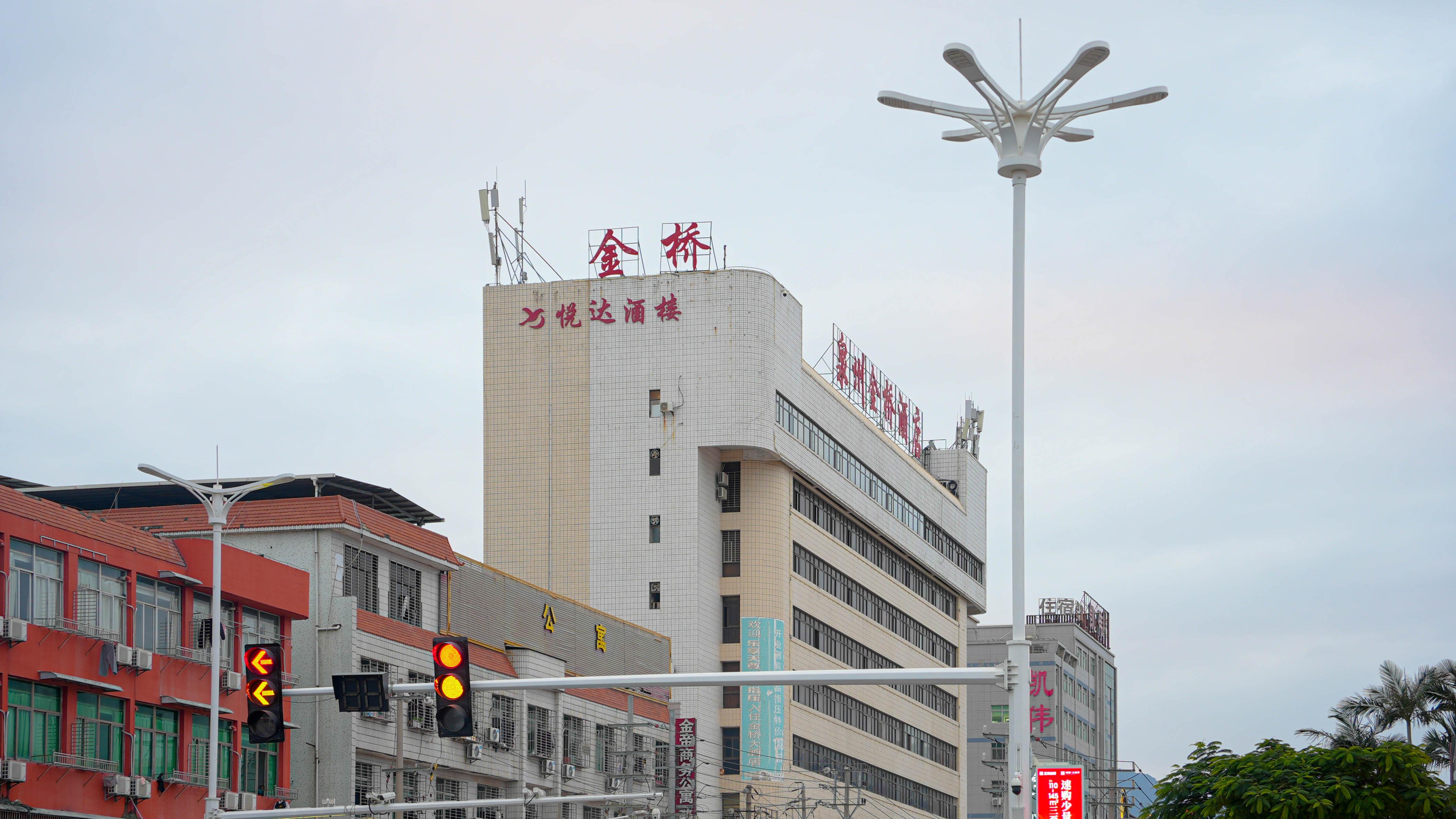 泉州首个智慧合杆亮相鲤城区繁荣大道，打造智慧城市治理感知网络