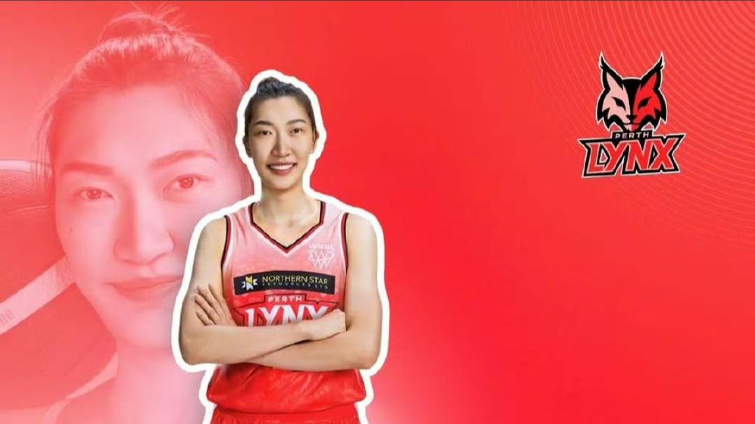 韩旭抵达澳洲获球迷热情接机，WNBL第一名中国球员来了！