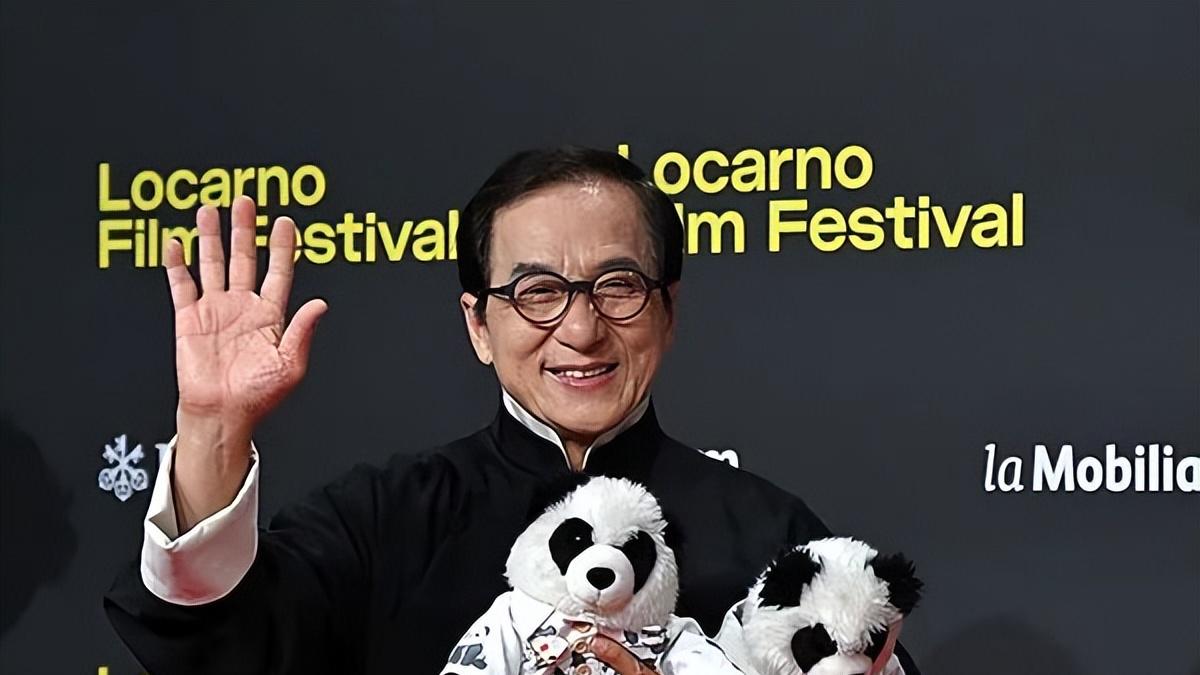 71岁成龙再获终身成就奖！穿长衫领奖霸气喊话：我还能打！