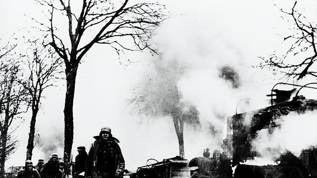 1944年，一个貌美女谍躺在床上，用身体换来一次大胆的行动