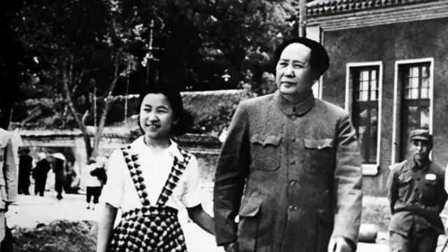 2009年，李讷儿子王效芝全家福，妻子罕见出镜，两个女儿长相出众