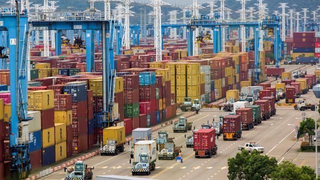 特朗普隐忍4年，接过总统大权第一天，就对拜登4年发起总清算