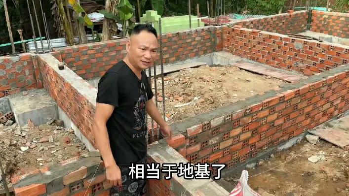 西瓜视频上的网红小林，帮越南丈母娘家盖房，连接厨卫间的化粪池究竟多深和多大？