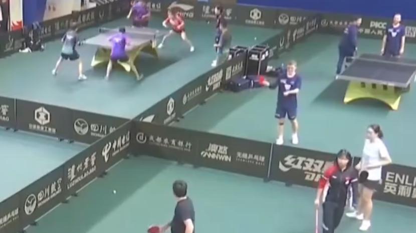 尴尬！陪孙颖莎训练，邱贻可学法国球员发球出错，遭本尊当面指正