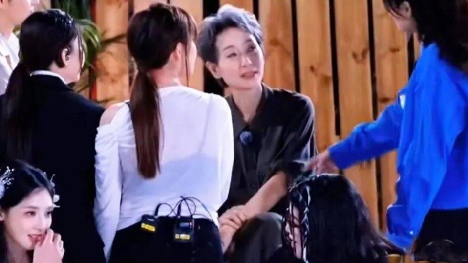 叶童与房琪冲突背后：她的真实与坚韧，为何让所有人折服？