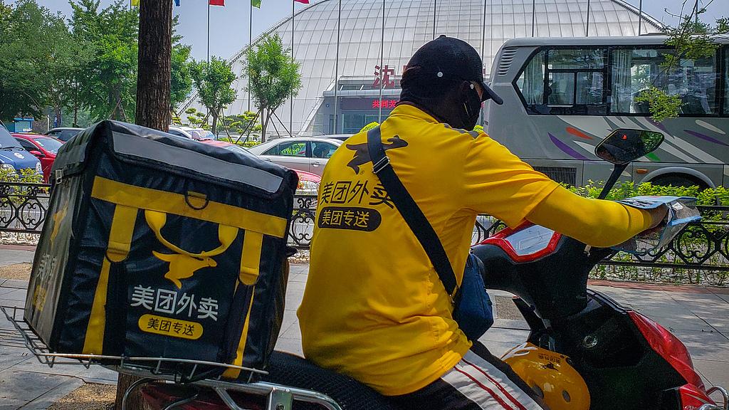 外卖小哥冒雨救出车祸孕妇，获赠15万，用于还债后被指炫富