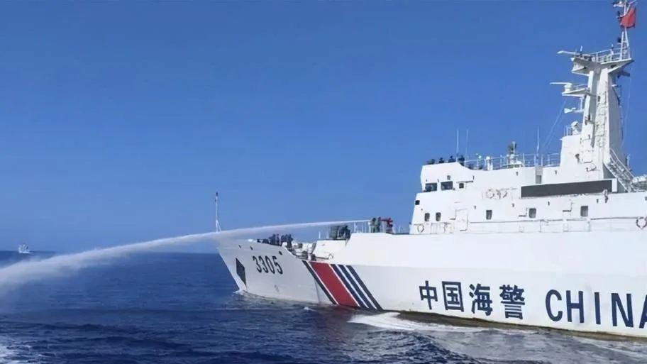 中国海警登上铁线礁后，菲迅速派人也闯了上去！