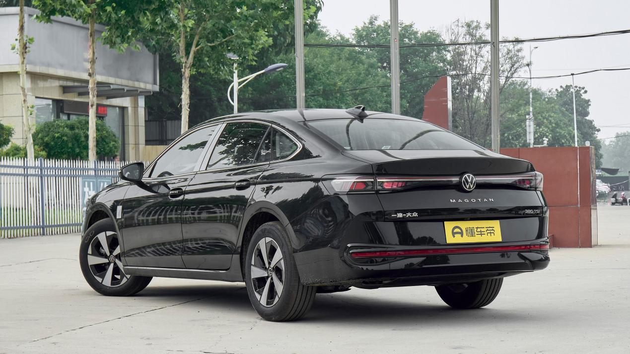 车长4990mm，配2.0T动力7秒级破百，全新一汽大众迈腾B9值得选吗