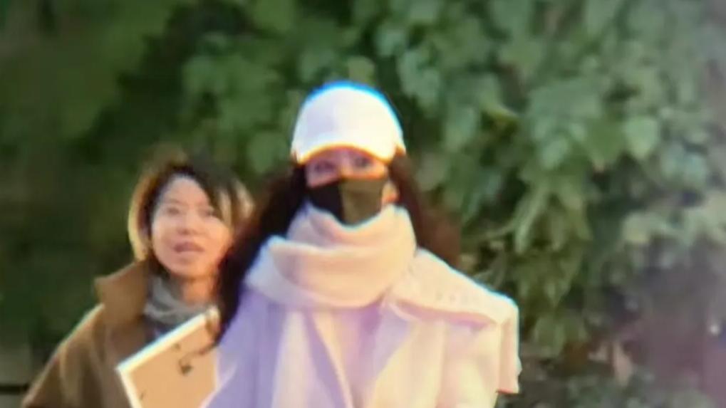 32岁杨紫机场照，打底衫牛仔裤搭配羊绒外套，温柔又可爱