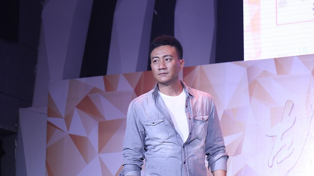 55岁胡军一家四口出游照片，00后女儿身高一米8好壮，儿子帅气像极了他，穿搭都很时尚