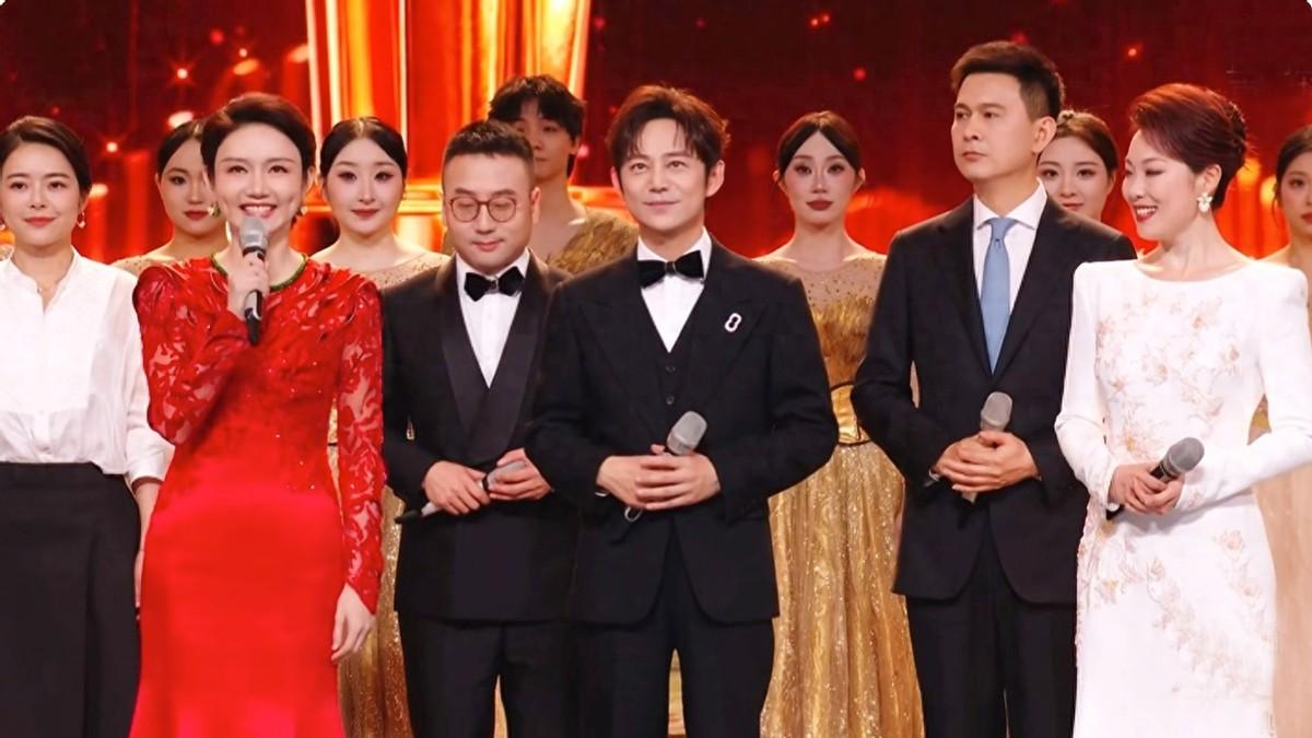 金声奖：何炅控场，尼格买提玩梗，龙洋红色战袍惊艳全场