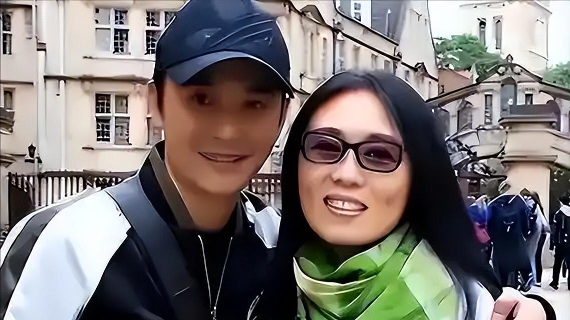 长得帅，演技好，不顾一切娶大15岁妻恩爱至今，没生孩子也幸福！