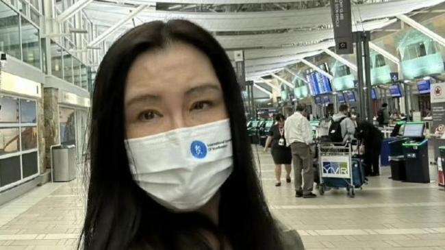 温哥华街头：58岁王祖贤现身，拉布布挂件抢镜，发量依旧惊艳众人