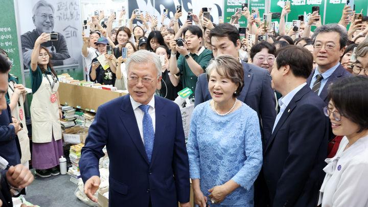 文在寅夫妇开心亮相！金正淑穿蓝色蕾丝裙好优雅，不输新第一夫人