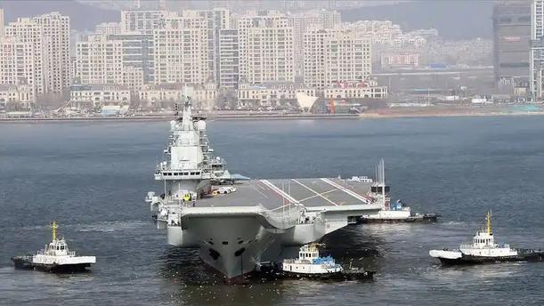 央视公布影像：辽宁舰遭外军双航母夹击，0 5 5“以一对二”