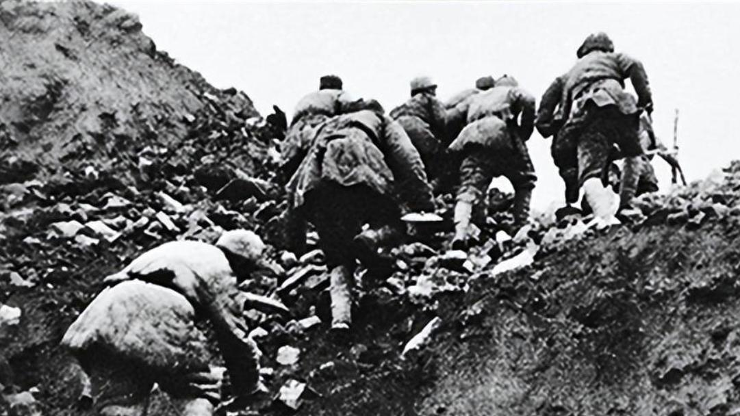 军统上校特务伪装投诚官兵，不料几次被人认出，思来想去决定自首