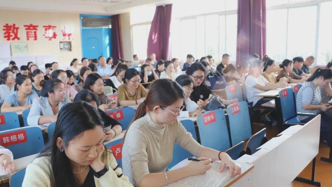 铸魂强志 润物无声 信阳市十高成功举办师德宣讲活动