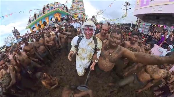 美国博主在印度体验泼粪节被吓到：直言不想有第二次