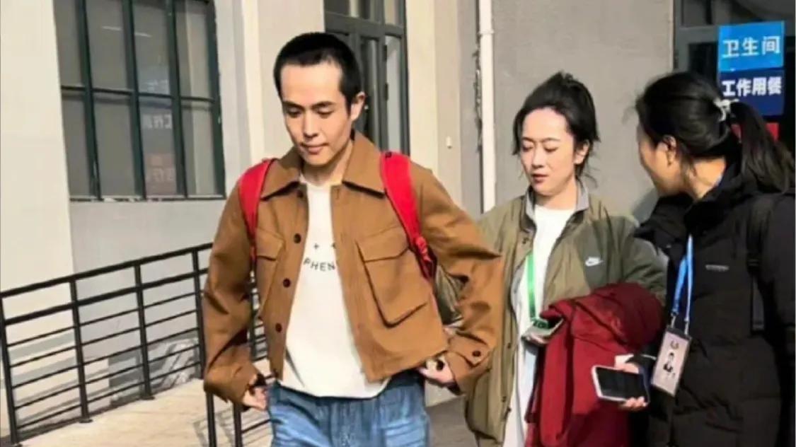 王星女友陪王星去参加综艺，她帮王星整理书包，他俩很有夫妻相！