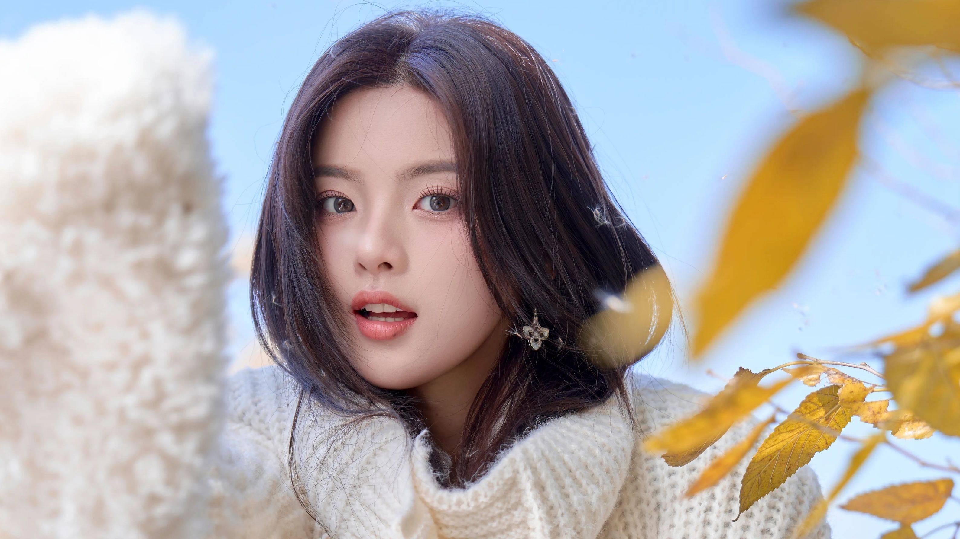 杨超越：建模脸背后的表情包经济学