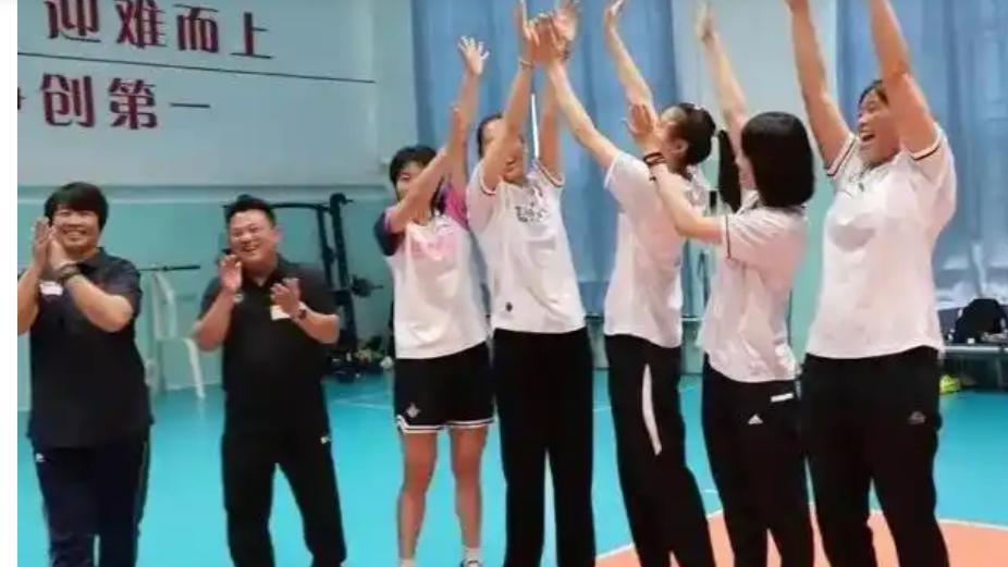星光熠熠！天津女排最新合照曝光，多位名将回归，天才少女太抢眼