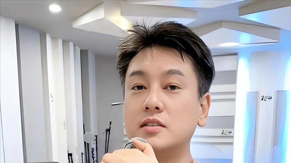 “臭酸胡萝卜” 朱孝天狂撕所有人 过气偶像的嚣张自卑又绝望