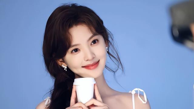 直到看到妹妹章若瑶，才发现章若楠的基因多出众，真是天选女明星