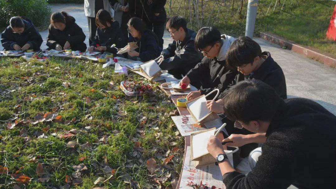 信阳市三实高举行“重阳敬老 感恩师恩”植物拓印实践活动