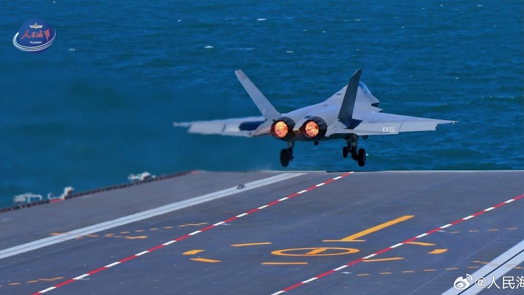 福建舰“弹射三连”炸场！美驻华使馆却只发了两个字的奇怪微博
