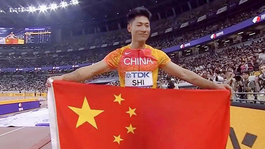 0.01米绝杀局！中国跳远天才咬牙摘铜，名将赛后一句话让人破防