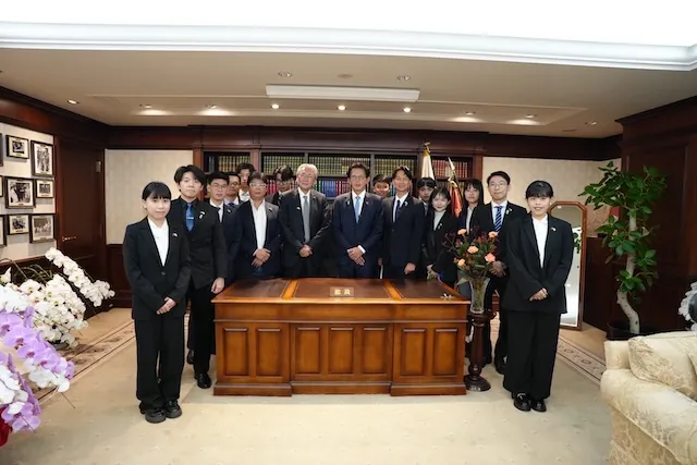 馆长好兄弟黄桑赴日跟高市早苗办公桌合影，网友误以为是棺材板！