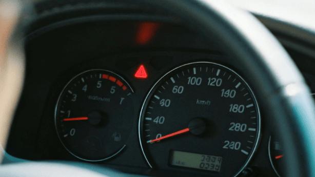 车辆仪表盘出现故障灯亮起，哪些情况需立即停车？哪些可继续行驶？