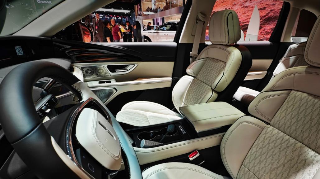 “陆上游艇”SUV上市！豪华总裁配置，27万还看啥BBA？