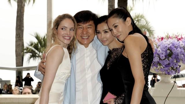 成龙71岁为何仍忧心子女命运？亿万财富何以成“遗憾”！