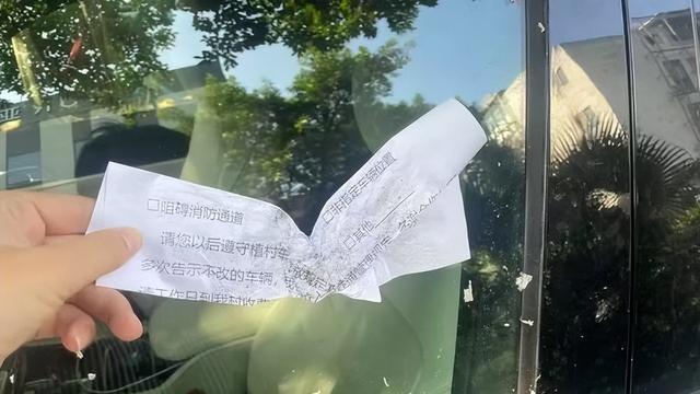 2岁娃酒店高烧39度，买药后保安拒交，被教育一小时才拿到